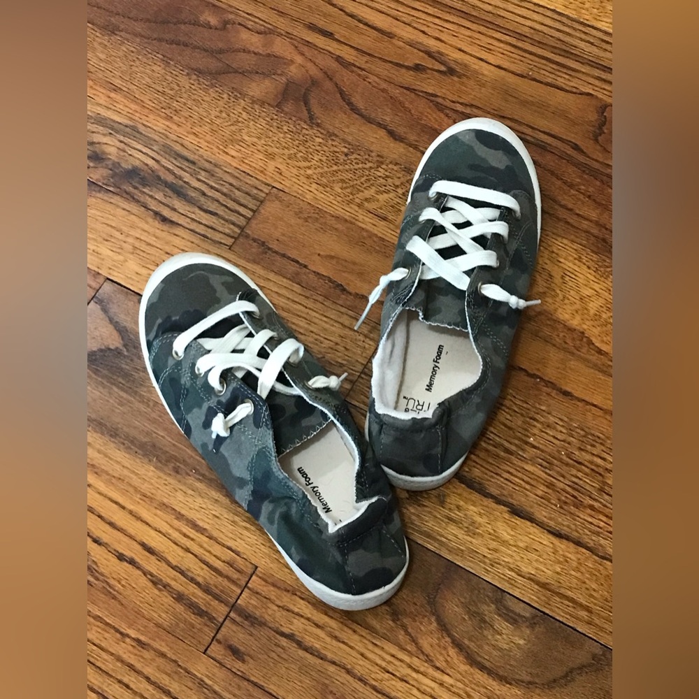 Time & Tru Camouflage Camo Slip On Sneaker Shoes
Washable - Memory Foam
Ladies 7 - Picture 7 of 13